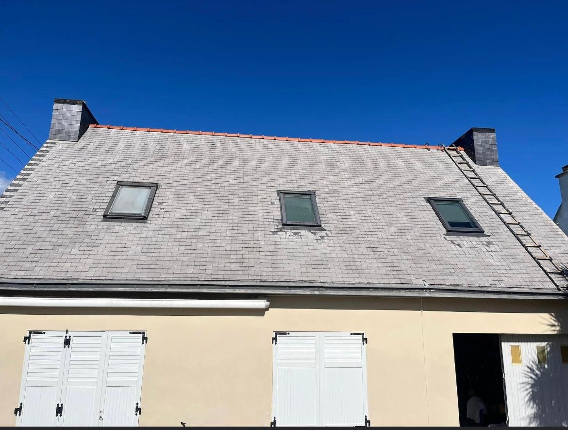 Toiture avant démoussage et hydrofuge coloré
