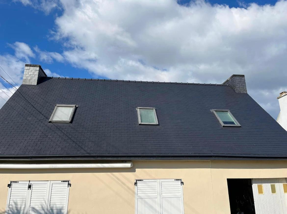 Toiture après démoussage et hydrofuge coloré